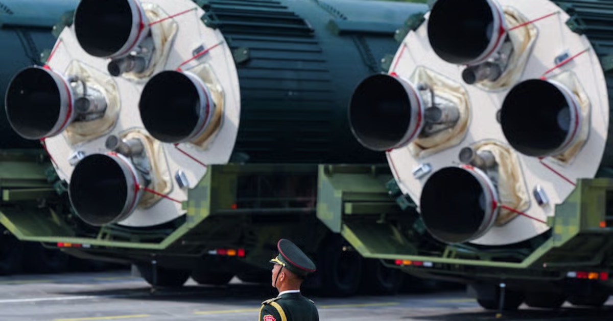 Tres misiles nucleares apuntando en direcciones opuestas, simbolizando la tensión entre EE.UU., Rusia y China en la nueva Guerra Fría 2.0