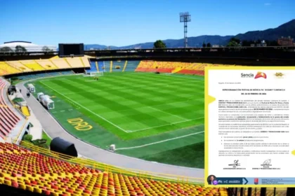 Vista aérea del estadio El Campín con grama en recuperación tras eventos masivos, señalizando la reprogramación del concierto