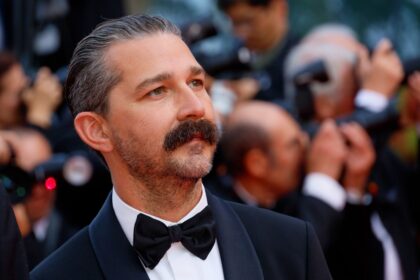 Shia LaBeouf sin camisa siendo detenido por policía en Royal Street durante el Mardi Gras de Nueva Orleans