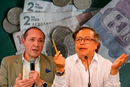 Trabajadores colombianos revisando documentos sobre el fallo del Consejo de Estado que suspende el aumento del 23,7% del salario mínimo para 2026
