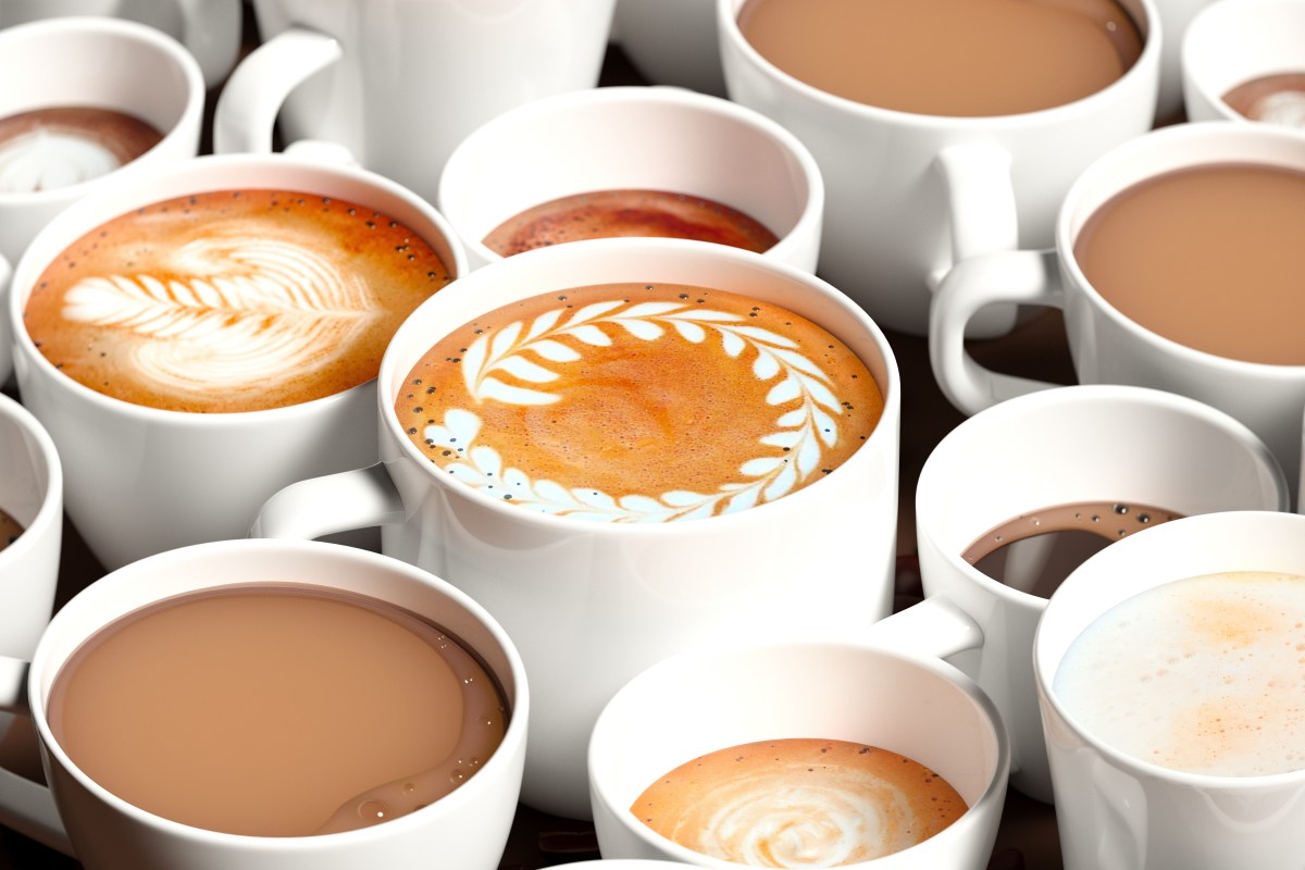 Taza de café helado tailandés con etiqueta que muestra la reducción de azúcar de 9 a 4.5 cucharaditas para combatir obesidad
