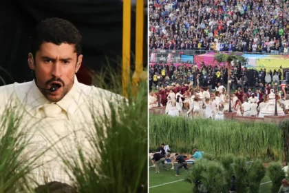 Escenario del Super Bowl 2026 con 500 extras disfrazados de vegetación usando trajes de 18 kilos durante el show de Bad Bunny
