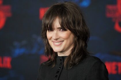 Winona Ryder en un set de grabación de Wednesday 3 junto a Jenna Ortega y Tim Burton, con el icónico estilo gótico de la serie