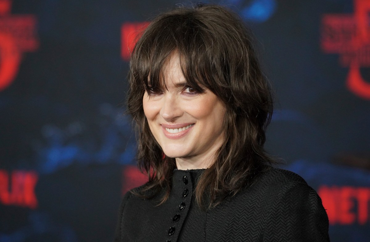Winona Ryder en un set de grabación de Wednesday 3 junto a Jenna Ortega y Tim Burton, con el icónico estilo gótico de la serie