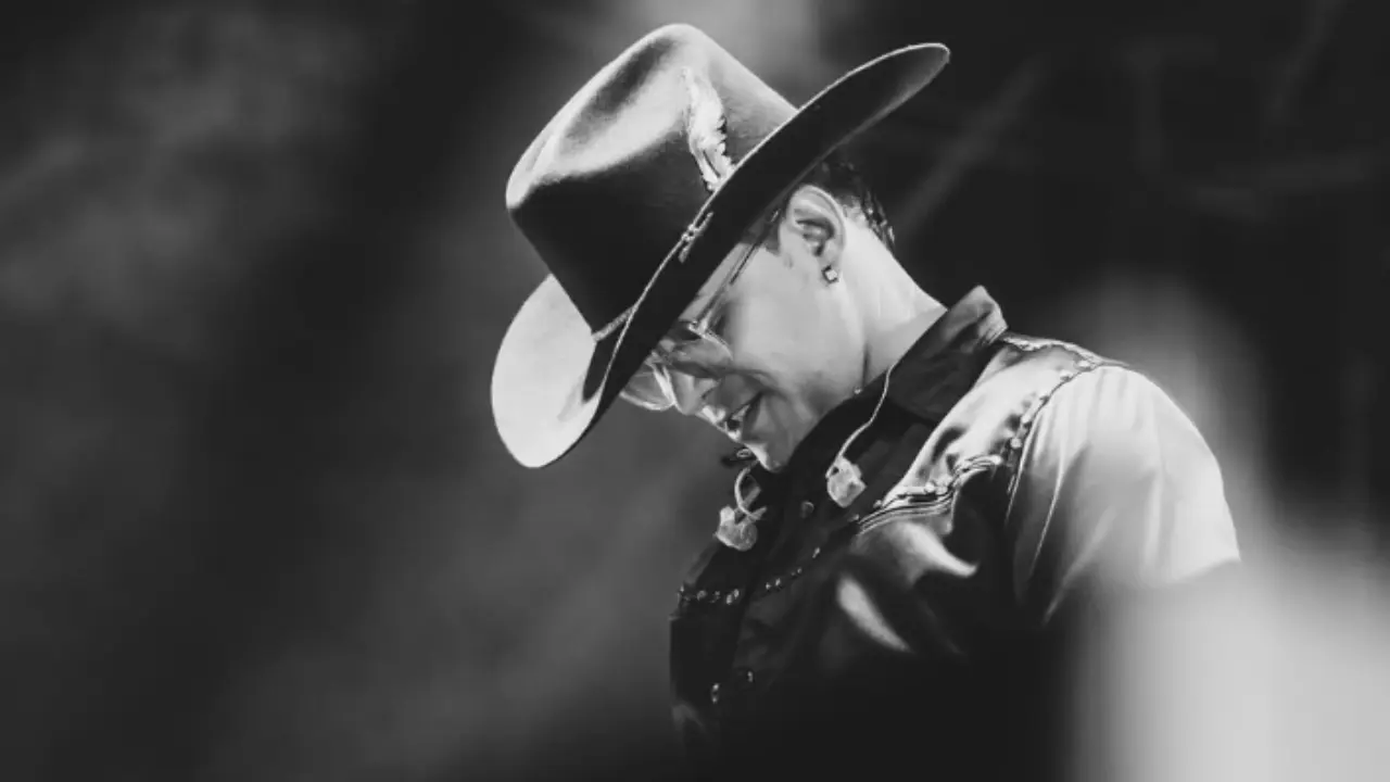 Grabación de estudio con micrófono y partituras, representando las 50 canciones inéditas del legado musical de Yeison Jiménez