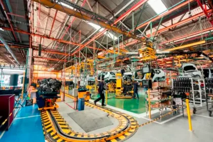 Gráfico de barras mostrando cómo el impuesto al patrimonio del 1,2% reduce utilidades empresariales en Colombia