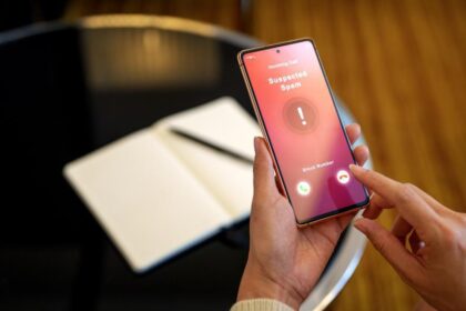 Mano sosteniendo un celular con notificaciones de llamadas spam bloqueadas en pantalla, simbolizando proteccion contra acoso telefonico