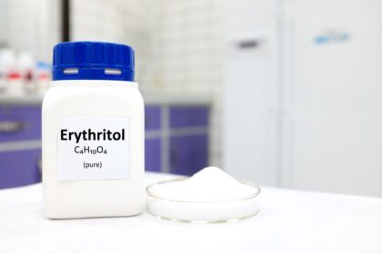 Células cerebrales bajo estrés oxidativo por consumo de eritritol en bebidas Zero, mostrando daño vascular acelerado