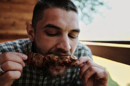 Plato con carne magra, pescado y huevos como fuentes de proteína esencial para prevenir sarcopenia y fragilidad en adultos mayores
