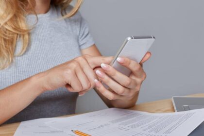 Persona revisando en su celular un mensaje de 'Firme aquí' con requisitos legales para firma digital por WhatsApp en Colombia