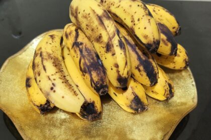 Zanahoria arrugada junto a coliflor con puntitos negros, ejemplos de alimentos seguros pese a su apariencia