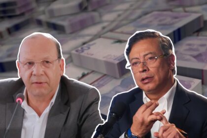 Billetes colombianos apilados con un signo de interrogación sobre fondo de documentos legales y el escudo de la Corte Constitucional
