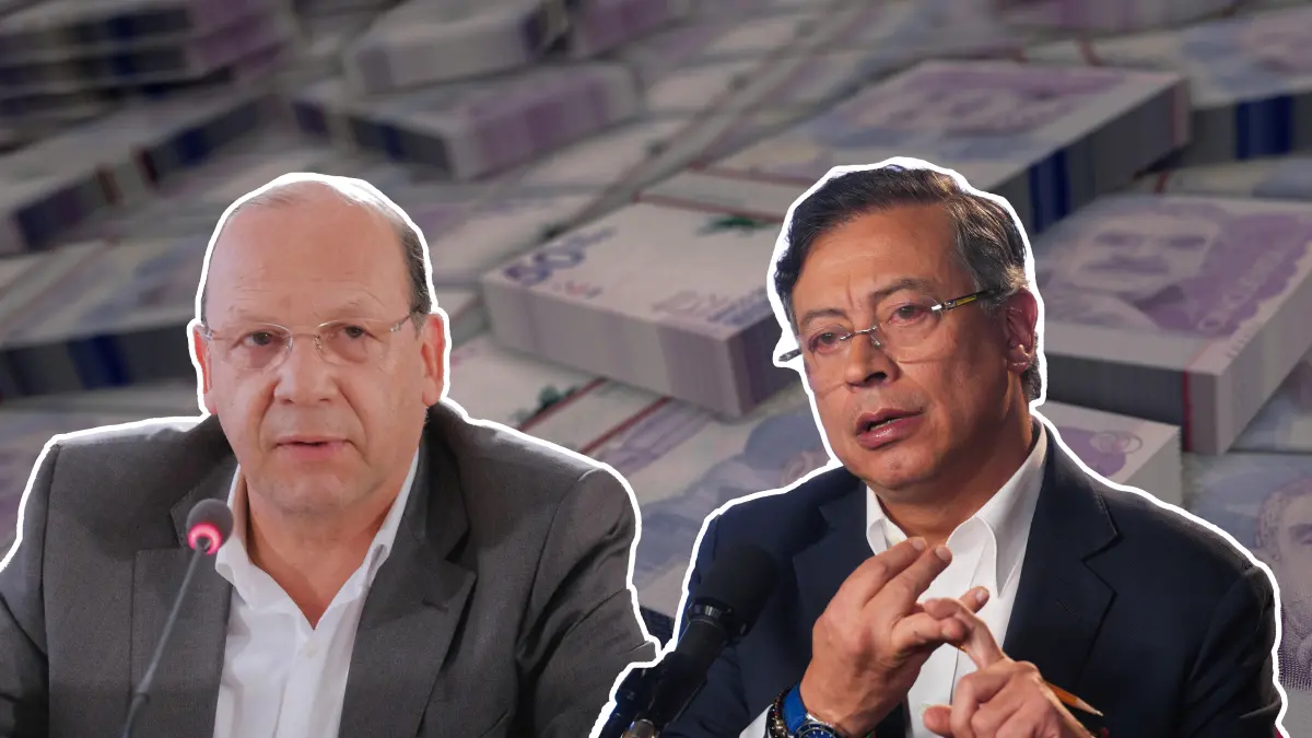 Billetes colombianos apilados con un signo de interrogación sobre fondo de documentos legales y el escudo de la Corte Constitucional