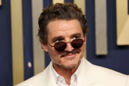 Pedro Pascal y Rafael Olarra caminando abrazados en Beverly Hills bajo el sol, en imágenes que alimentan rumores de romance