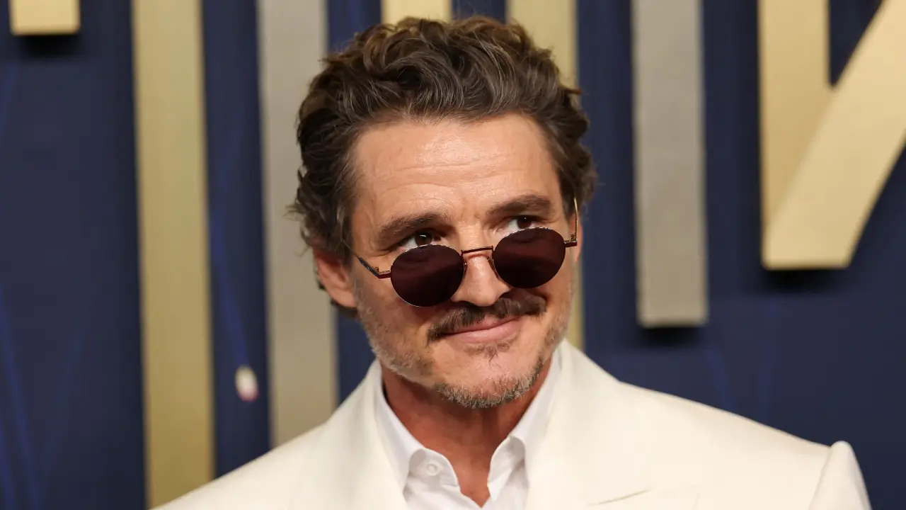 Pedro Pascal y Rafael Olarra caminando abrazados en Beverly Hills bajo el sol, en imágenes que alimentan rumores de romance