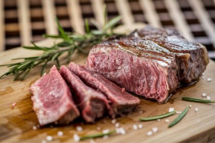 Plato con lentejas, espinacas, semillas de lino y nueces como fuentes clave de proteína, hierro y omega-3 al reducir el consumo de carne