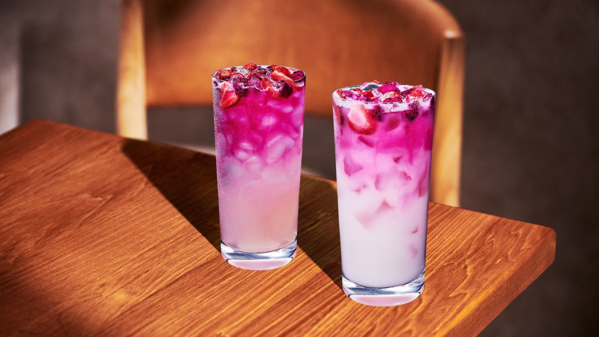 Vaso de Pink Cannon Ball con degradado rosa de fresa, mango y pitahaya, decorado con trozos de fruta fresca y leche de coco