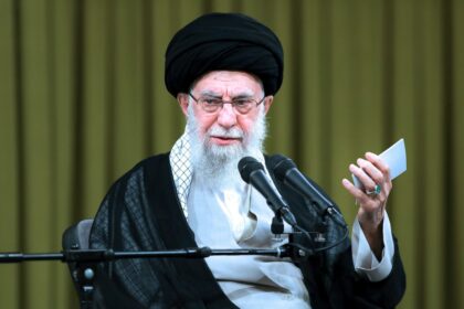 Ali Jamenei con turbante negro y barba blanca en un discurso sobre el Eje de Resistencia, símbolo del poder iraní en la región