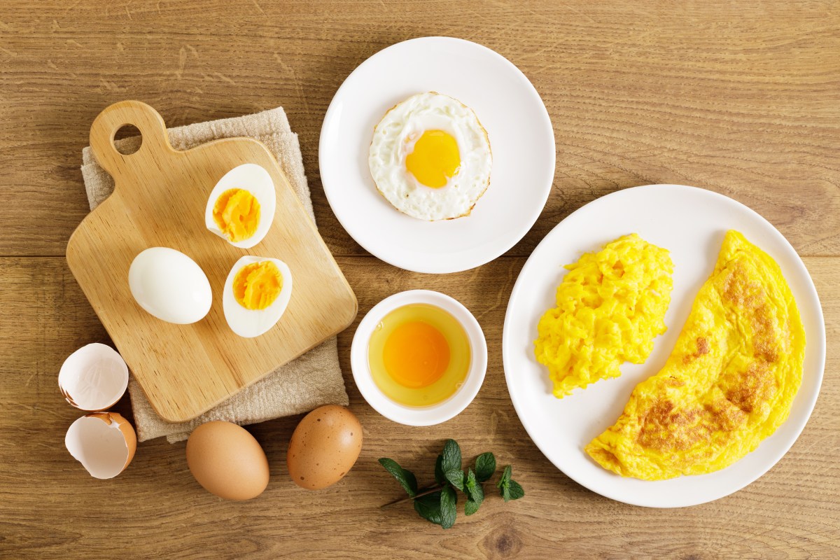 Huevos hervidos, revueltos y en omelet con vegetales frescos, listos para un desayuno nutritivo y versátil con proteína completa