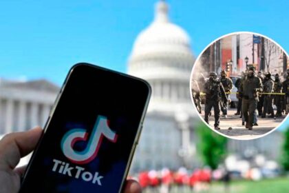 Mujer grabando video en TikTok con fondo de protesta contra ICE, destacando denuncias de censura en la plataforma