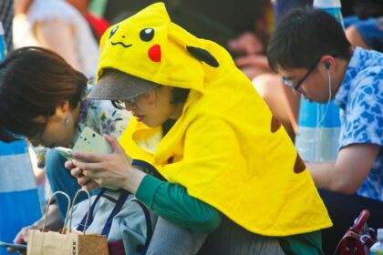 Jugador de Pokémon Go capturando un Pokémon en un parque urbano, sin saber que sus datos geoespaciales entrenan IA para mapas 3D y robots autónomos