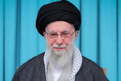 Ali Khamenei durante un discurso en Irán, rodeado de fuerzas de seguridad, simbolizando 35 años de represión y control autoritario