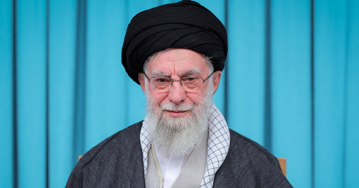 Ali Khamenei durante un discurso en Irán, rodeado de fuerzas de seguridad, simbolizando 35 años de represión y control autoritario
