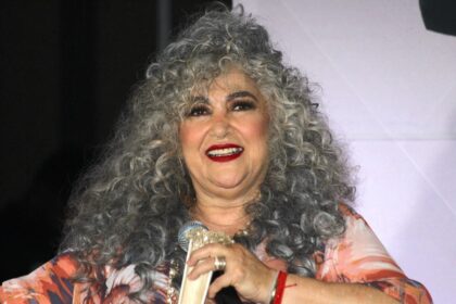 Amanda Miguel y Majo Aguilar abrazadas en el escenario durante su histórico encuentro musical en Colima