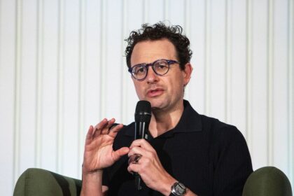Dario Amodei, CEO de Anthropic, en rueda de prensa tras presentar demanda contra el Pentágono por bloquear su IA Claude en contratos militares