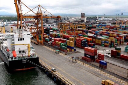 Gráfico de barras mostrando el crecimiento del 21,8% en exportaciones de Antioquia 2025 con oro y café como productos estrella