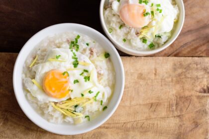 Plato de arroz blanco enfriado con huevo frito encima, mostrando la textura del almidón resistente y la yema dorada como ejemplo de 'oro molecular' nutricional