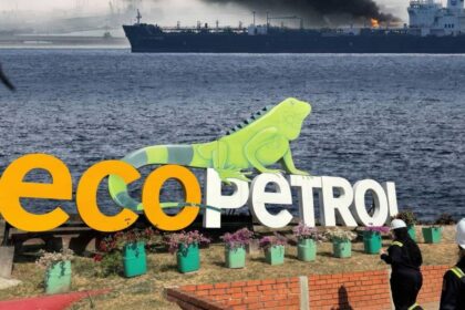 Gráfico comparativo de utilidades de Ecopetrol con barril a US$63 vs proyección a US$100 por crisis en Ormuz