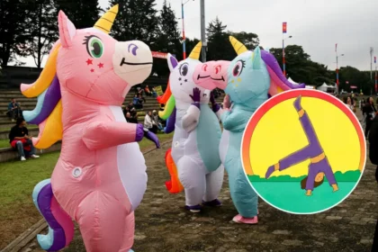 Niños disfrutando de un concierto en el Futuro Picnic 2026 con graderías exclusivas frente a escenarios principales y áreas de descanso familiares