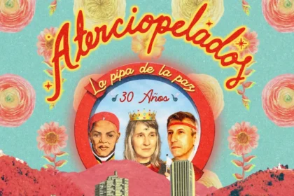 Andrea Echeverri y Héctor Buitrago de Aterciopelados en el escenario del Movistar Arena durante el concierto de los 30 años de 'La Pipa de la Paz'