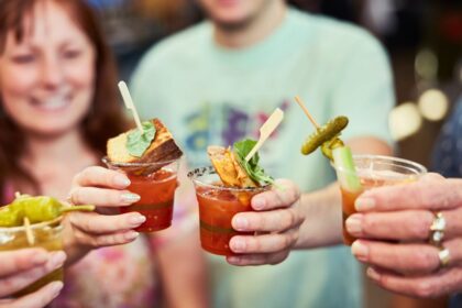Copas de Bloody Mary con garnitures gourmet en el festival de Brooklyn 2026, rodeadas de ingredientes frescos y especias exóticas