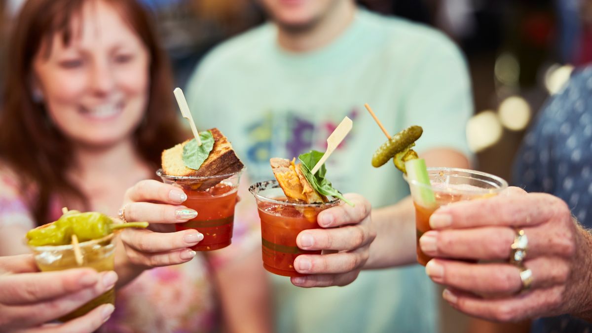 Copas de Bloody Mary con garnitures gourmet en el festival de Brooklyn 2026, rodeadas de ingredientes frescos y especias exóticas