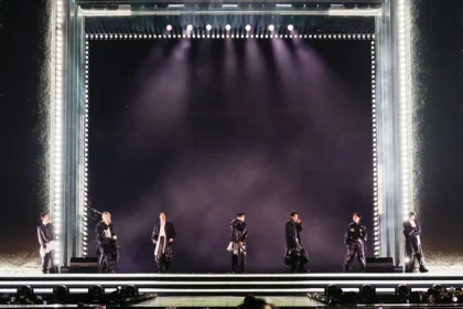 BTS en el escenario de 'The Comeback Live' en Seúl, fusionando coreografía futurista con el palacio Gyeongbokgung iluminado y 250K fans
