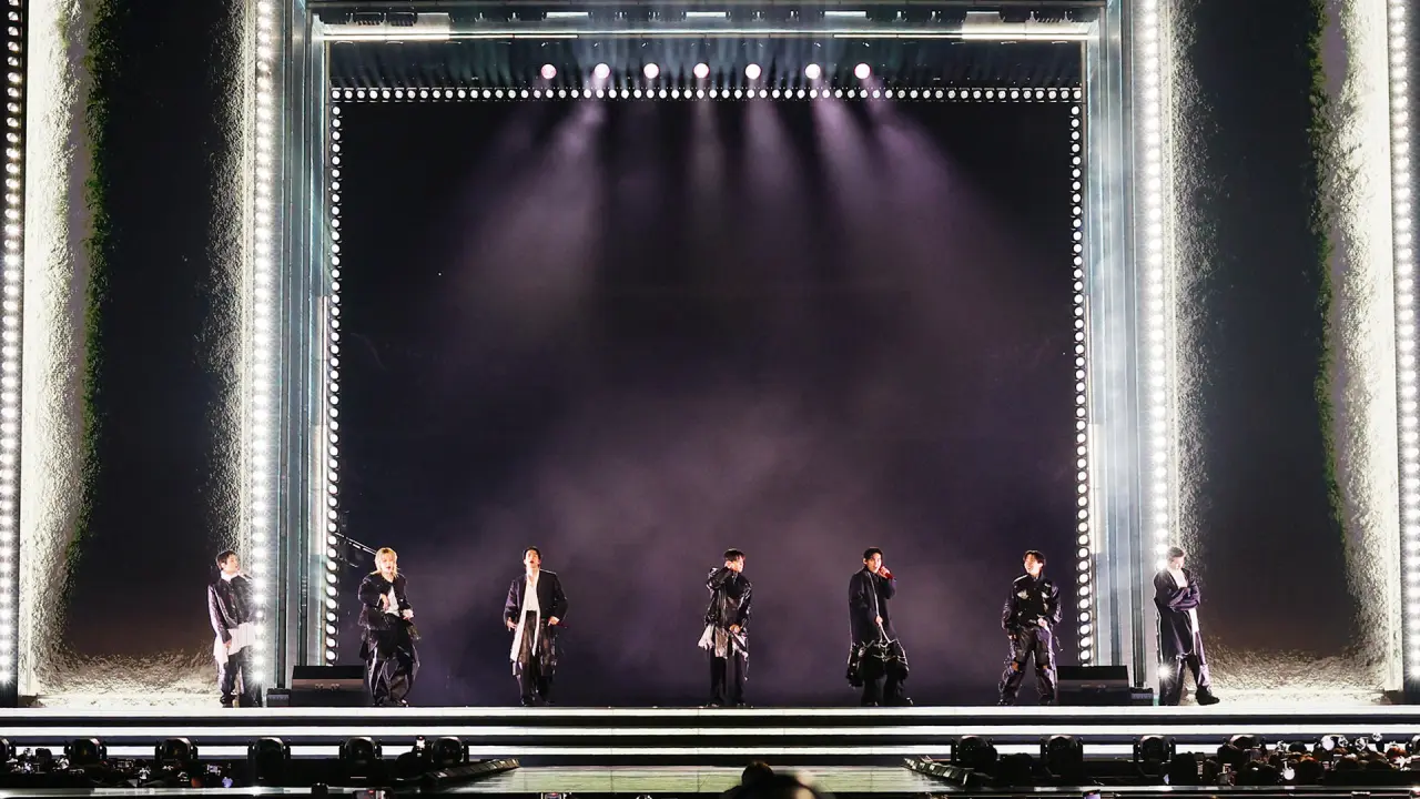 BTS en el escenario de 'The Comeback Live' en Seúl, fusionando coreografía futurista con el palacio Gyeongbokgung iluminado y 250K fans