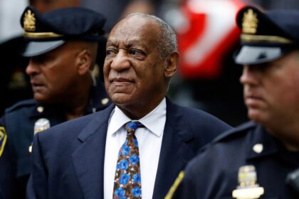Bill Cosby en una imagen de archivo con traje oscuro, vinculado al caso de agresión sexual de 1972 con indemnización de $59 millones