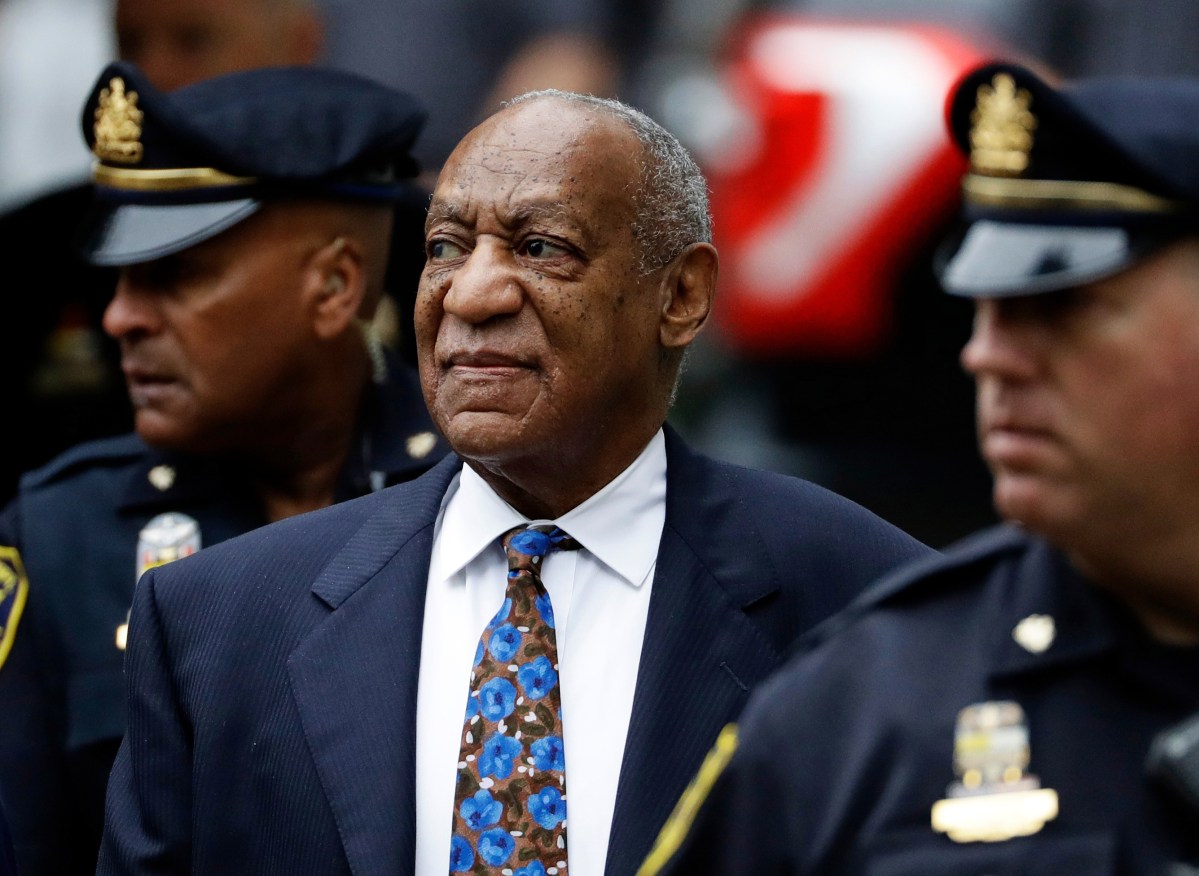 Bill Cosby en una imagen de archivo con traje oscuro, vinculado al caso de agresión sexual de 1972 con indemnización de $59 millones