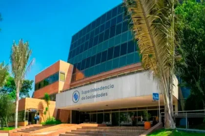 Gráfico de barras mostrando el aumento de 368 cierres empresariales en Colombia en 2025, el peor dato en 4 años, con sectores como comercio y servicios en rojo