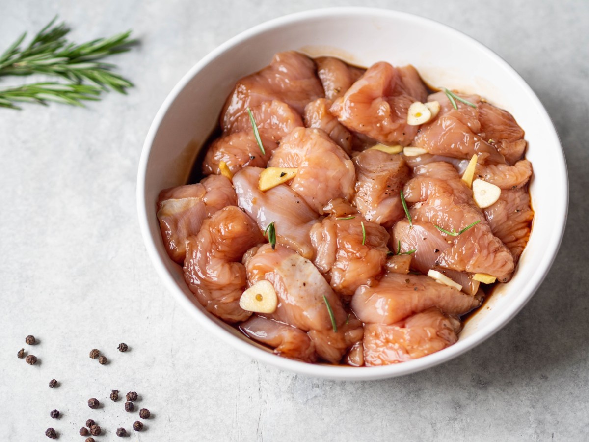 Tres recipientes con marinados frescos para pollo: oriental con sésamo, cilantro-limón y mostaza-yogur, listos para meal prep