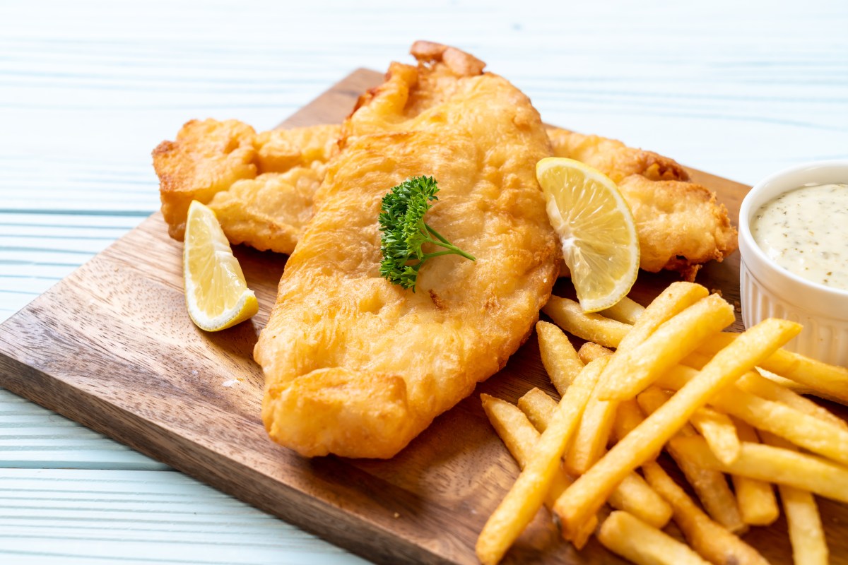 Lomos de bacalao dorados con rebozado crujiente sobre rejilla metálica, listos para servir tras fritura sin aceite
