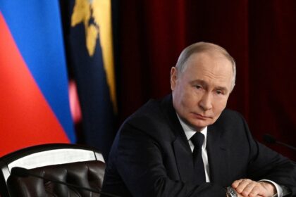 Gráfico de barriles de petróleo con flecha al alza y bandera rusa de fondo, simbolizando el beneficio de Putin por la crisis en Medio Oriente 2026