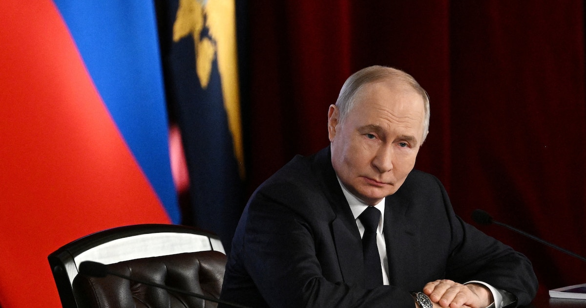 Gráfico de barriles de petróleo con flecha al alza y bandera rusa de fondo, simbolizando el beneficio de Putin por la crisis en Medio Oriente 2026