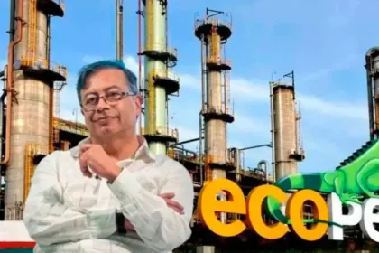 Gráfico comparativo de utilidades de Ecopetrol 2022-2025 mostrando caída del 73% con barriles de petróleo y billetes colombianos de fondo