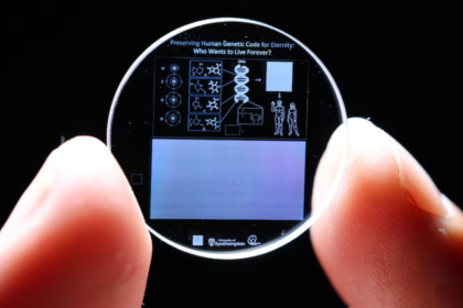 Detalle de un cristal de memoria con nanoestructuras grabadas por láser, capaz de almacenar datos por milenios sin energía