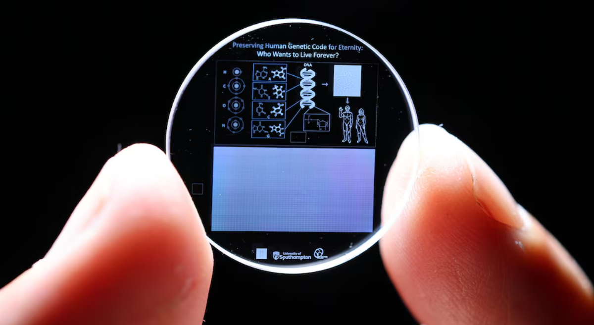 Detalle de un cristal de memoria con nanoestructuras grabadas por láser, capaz de almacenar datos por milenios sin energía