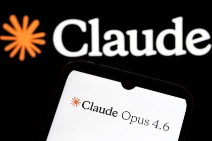 Interfaz de Claude 3 mostrando automatización de tareas en una PC con ventanas de apps abiertas y comandos remotos en ejecución
