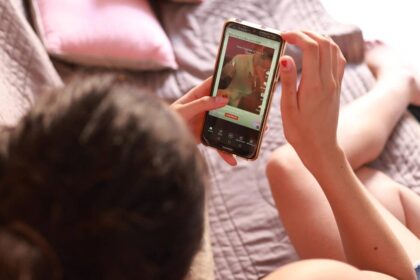 Kaley con 20 años sostiene un documento judicial tras ganar US$6M a Meta por diseño adictivo de Instagram y YouTube desde su infancia
